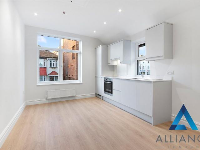 South Norwood, London SE25, 1 bed flat to rent, £1,500 pcm | PrimeLocation