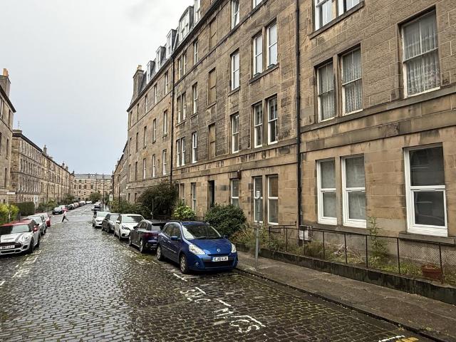 South Oxford Street, Edinburgh EH8 3 bed flat to rent £2,395 pcm £553 pw