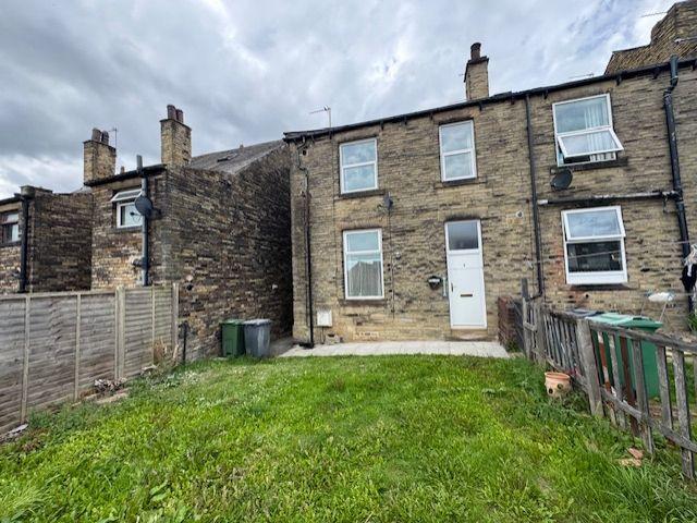 South Parade, Cleckheaton BD19, 2 bed terraced house to rent, £550 pcm | PrimeLocation