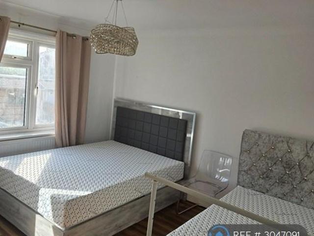 South Park Drive, Ilford, IG3 4 bed terraced house to rent £2,800 pcm £646 pw