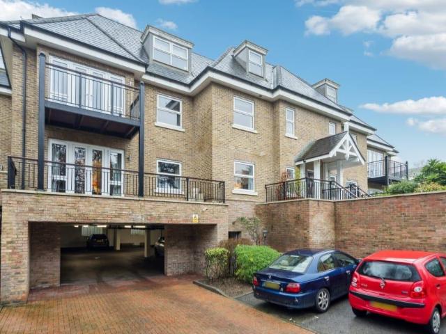 South Park, Gerrards Cross SL9 2 bed apartment to rent £1,900 pcm £438 pw