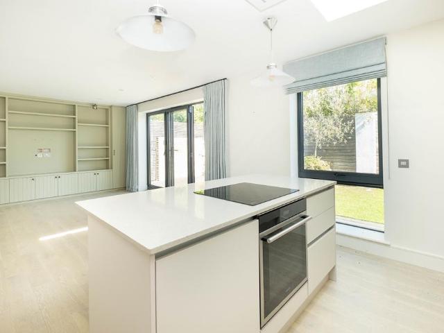 South Park Road London SW19 2 bed flat to rent £4,200 pcm £969 pw