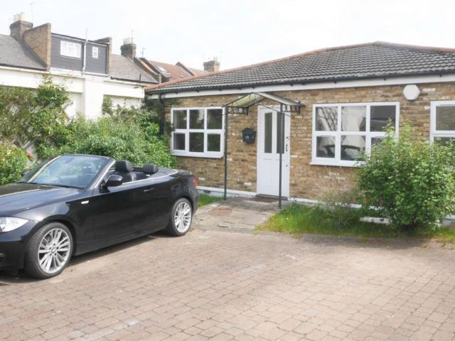 South Park Road, Wimbledon, London SW19, 3 bed detached bungalow to rent, £3,000 pcm | PrimeLocation