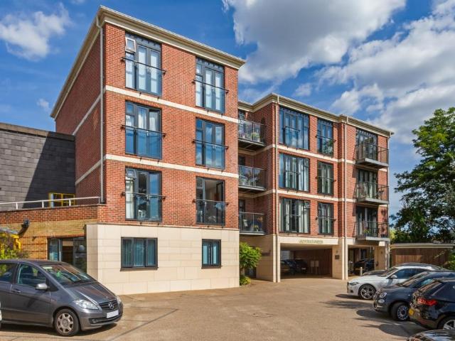 South Park Sevenoaks TN13 2 bed apartment to rent £2,995 pcm £691 pw