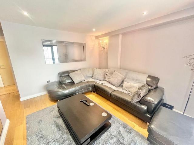 South Quay 2 bed apartment to rent £1,250 pcm £288 pw
