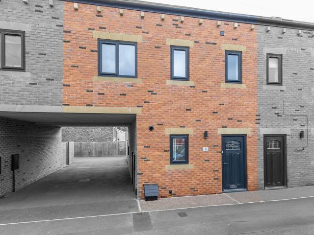 South Queen Street, Morley, LS27 4 bed townhouse to rent £1,450 pcm £335 pw