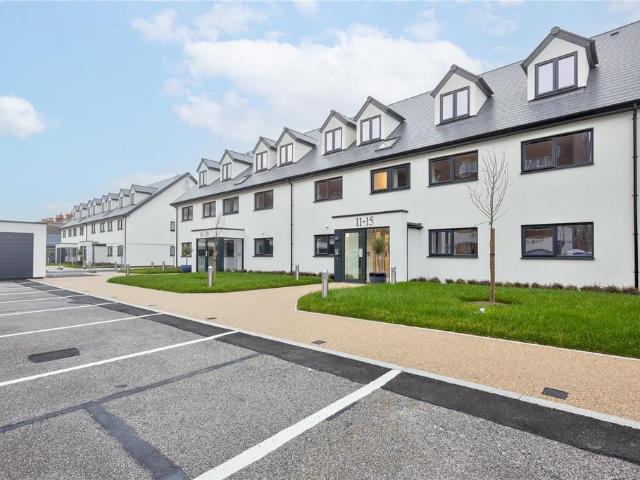 South Road, Hythe, Kent, CT21 2 bed apartment to rent £1,450 pcm £335 pw