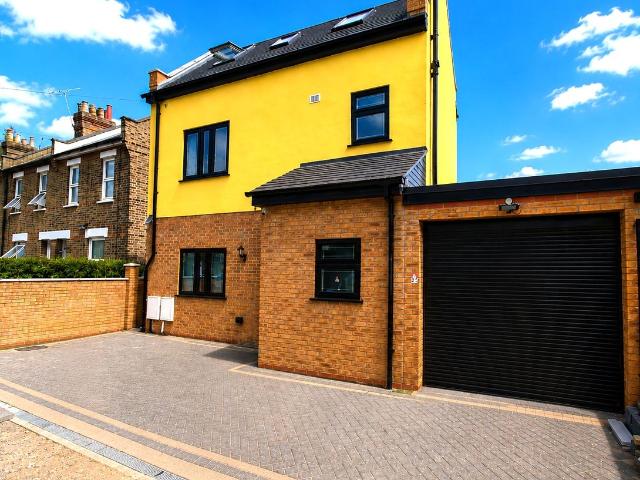 South Road, Little Heath, Romford RM6, 3 bed detached house to rent, £2,500 pcm | PrimeLocation