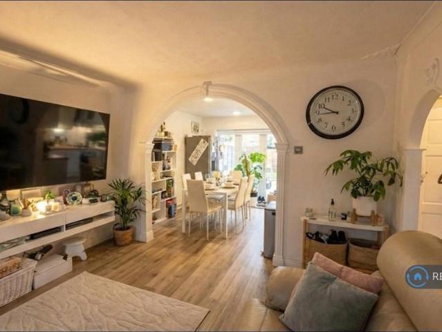 South Road, South Ockendon, RM15 3 bed terraced house to rent £2,200 pcm £508 pw