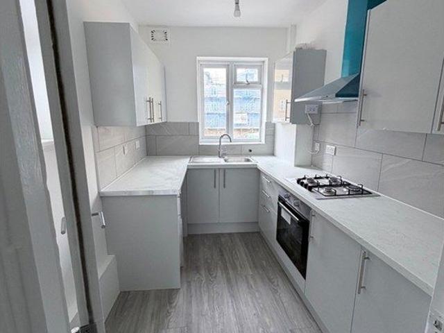 South St, Romford RM1, 3 bed flat to rent, £2,100 pcm | PrimeLocation