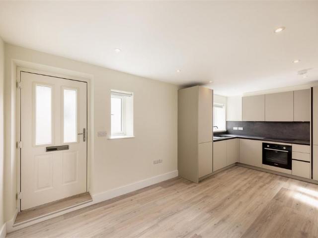 SOUTH STREET, DORKING, RH4 1 bed apartment to rent £1,300 pcm £300 pw