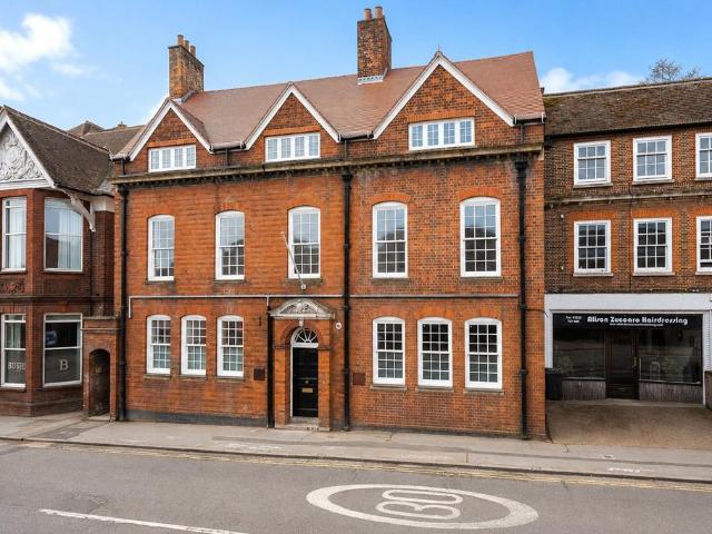 South Street, Farnham, Surrey, GU9 2 bed apartment to rent £1,900 pcm £438 pw