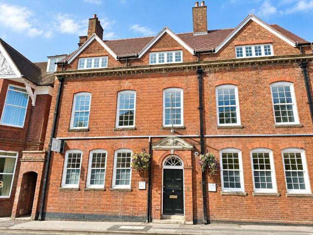 South Street, Farnham, Surrey, GU9 2 bed apartment to rent £1,900 pcm £438 pw