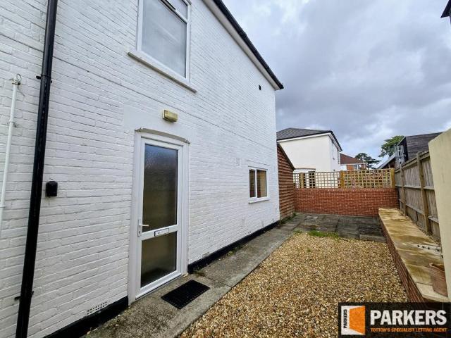 South Street, Hythe 2 bed flat to rent £1,175 pcm £271 pw