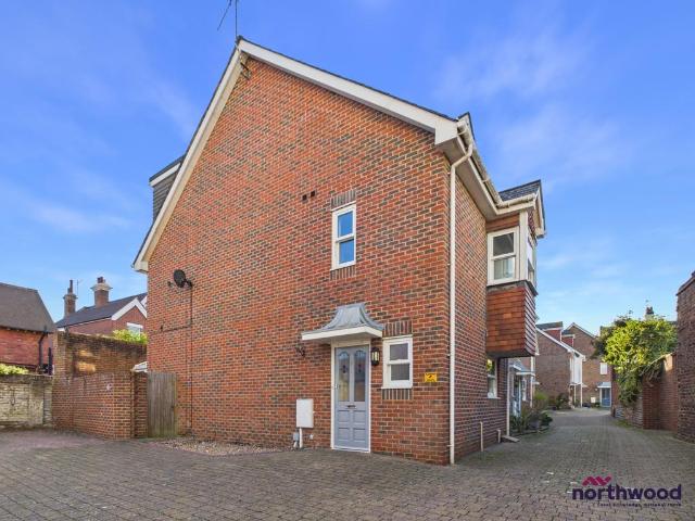 South Street, Little Chelsea. 4 bed mews to rent £1,600 pcm £369 pw