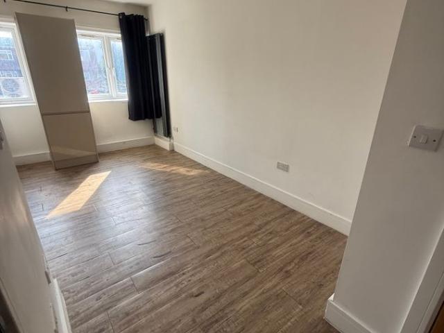 South Street, Romford RM1, 1 bed flat to rent, £1,100 pcm | PrimeLocation