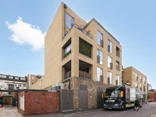 South Street, Romford RM1, 1 bed flat to rent, £1,550 pcm | PrimeLocation
