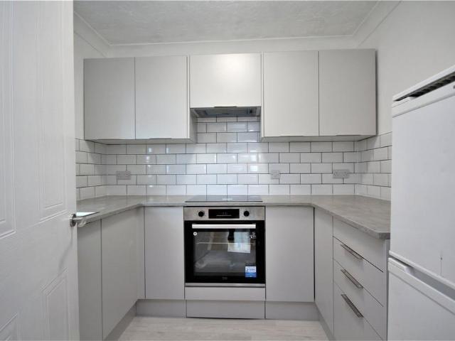 South Street, West Sussex BN15 1 bed flat to rent £1,050 pcm £242 pw