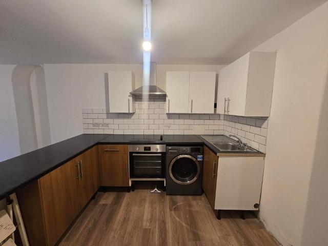 South Street, Torquay TQ2 1 bed flat to rent £725 pcm £167 pw