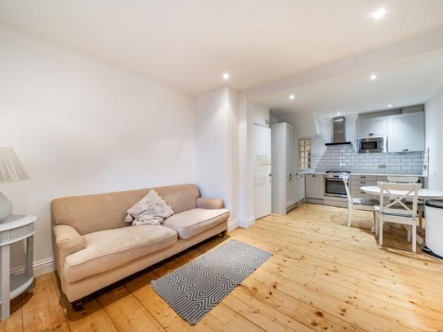 Southolm Street, Battersea, London, SW11 2 bed flat to rent £3,500 pcm £808 pw
