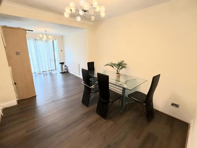 Southall UB1 4 bed terraced house to rent £2,800 pcm £646 pw