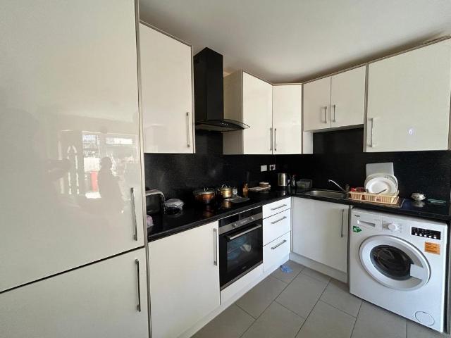 Southall UB2 3 bed flat to rent £2,175 pcm £502 pw