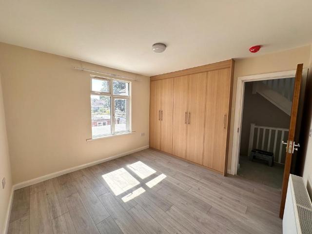 SOUTHALL UB2 3 bed flat to rent £2,600 pcm £600 pw
