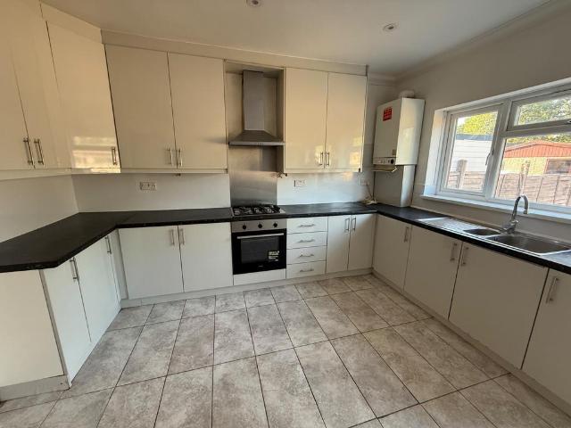 SOUTHALL, UB2 3 bed terraced house to rent £2,350 pcm £542 pw