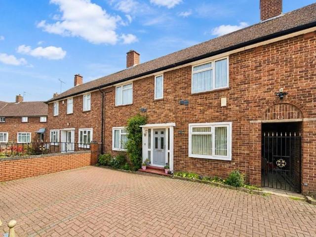 SOUTHALL UB2 3 bed terraced house to rent £2,800 pcm £646 pw