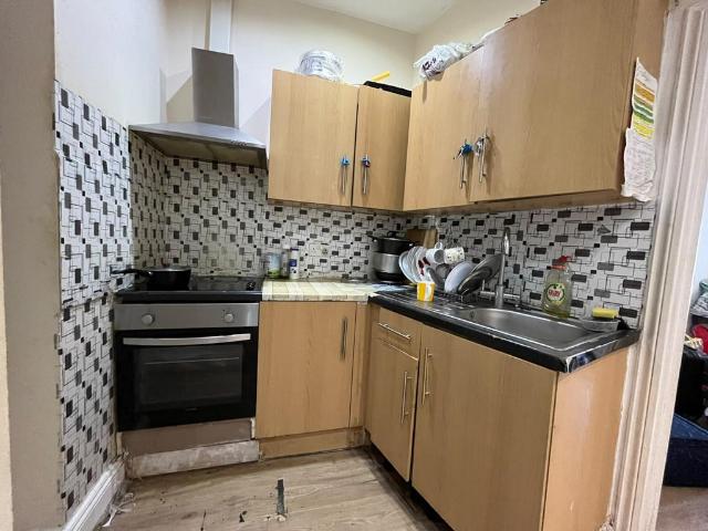 SOUTHALL UB2 2 bed flat to rent £1,300 pcm £300 pw