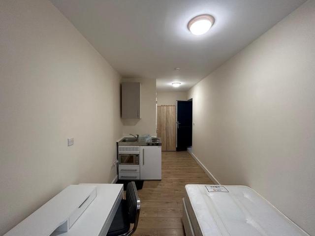 Southall UB2 Studio to rent £500 pcm £115 pw
