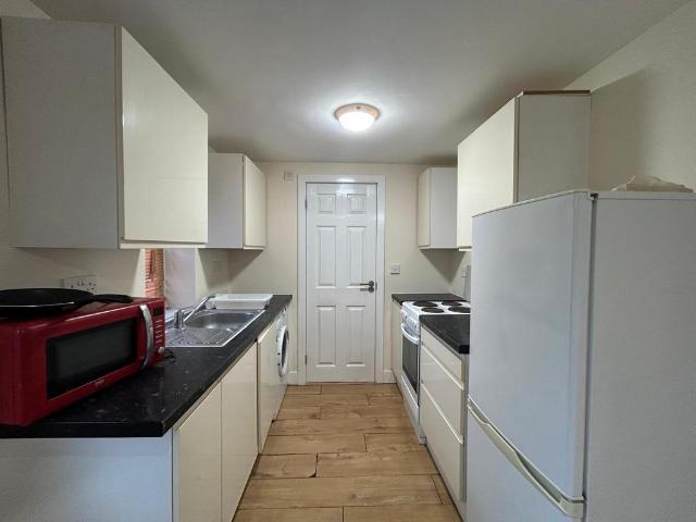 Southall UB2 Studio to rent £850 pcm £196 pw