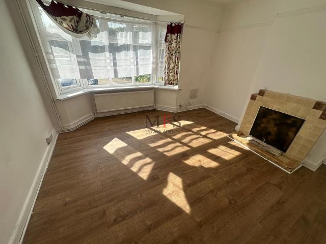 Southall Lane, Cranford, TW5 4 bed house to rent £2,250 pcm £519 pw