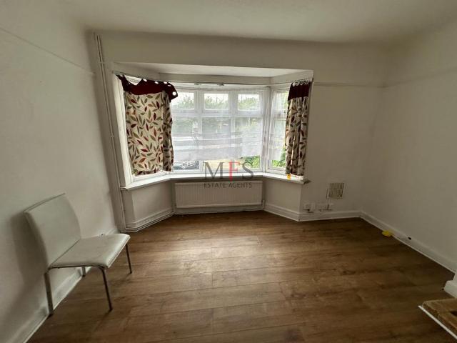 Southall Lane, Cranford, TW5 4 bed house to rent £2,250 pcm £519 pw