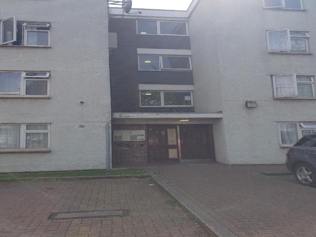 Southall, Middlesex UB2, 2 bed flat to rent, £1,600 pcm | PrimeLocation