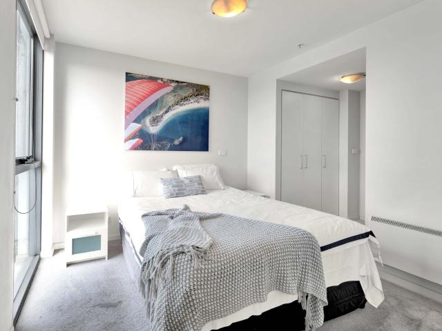 Southbank Gem: 1 Bedroom Apartment with Iconic Views in Prime Location
