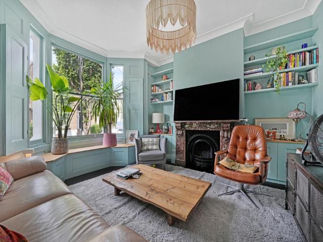 Southborough Road, South Hackney. 3 bed terraced house to rent £4,500 pcm £1,038 pw