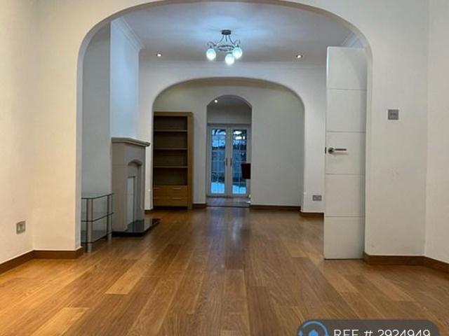 Southbourne Gardens, Ilford, IG1 3 bed terraced house to rent £2,550 pcm £588 pw