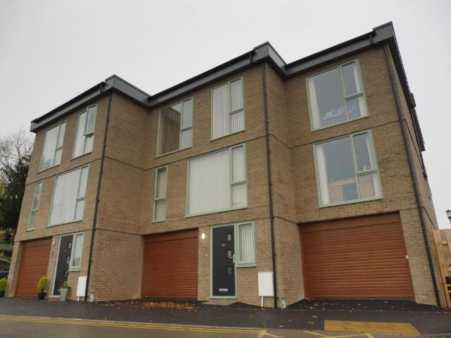 Southbroom Road, DEVIZES, SN10 2 bed terraced house to rent £1,100 pcm £254 pw