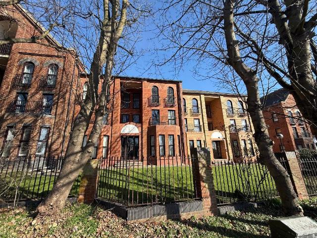 Southchurch Avenue, Southend on Sea. 2 bed flat to rent £1,100 pcm £254 pw