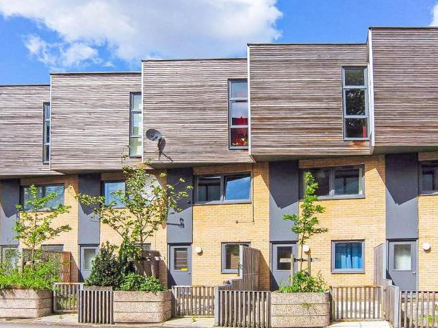 Southcombe Walk, Hulme, Manchester, M15 3 bed townhouse to rent £1,900 pcm £438 pw