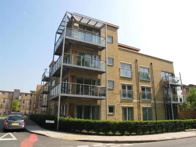 Southcott Road, Teddington 2 bed apartment to rent £2,500 pcm £577 pw