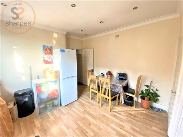 Southcroft Road, Tooting, London SW17, 3 bed flat to rent, £2,200 pcm | PrimeLocation