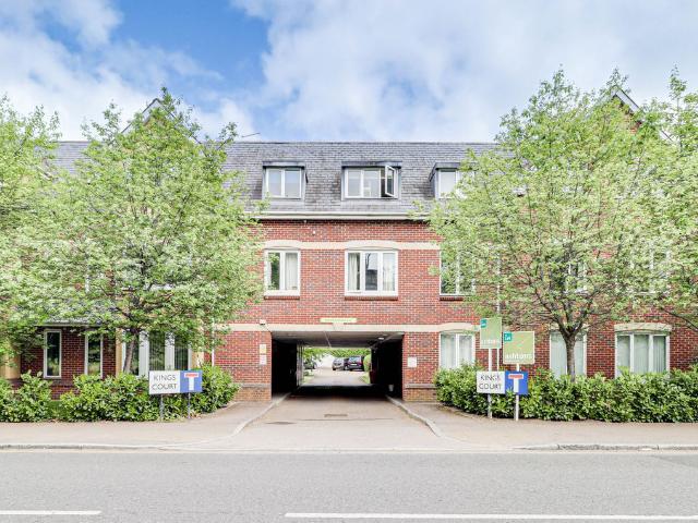 Southdown Road, Harpenden AL5, 2 bed flat to rent, £1,600 pcm | PrimeLocation
