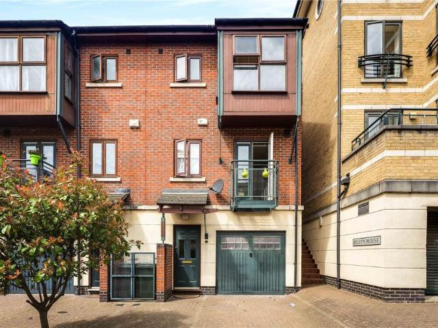 Southey Mews, Royal Docks, London, E16 3 bed terraced house to rent £2,950 pcm £681 pw