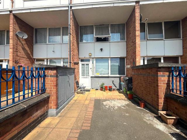 Southey Close 3 bed flat to rent £1,300 pcm £300 pw