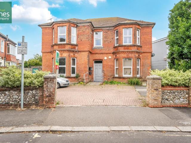 Southey Road, Worthing BN11 Studio to rent £975 pcm £225 pw