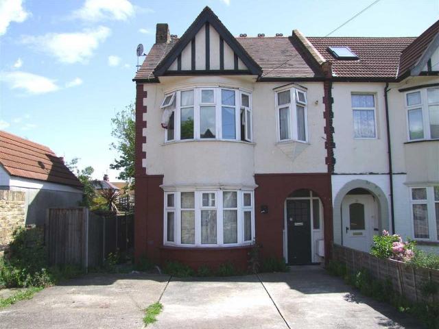 Southend on Sea SS1 2 bed apartment to rent £1,195 pcm £276 pw