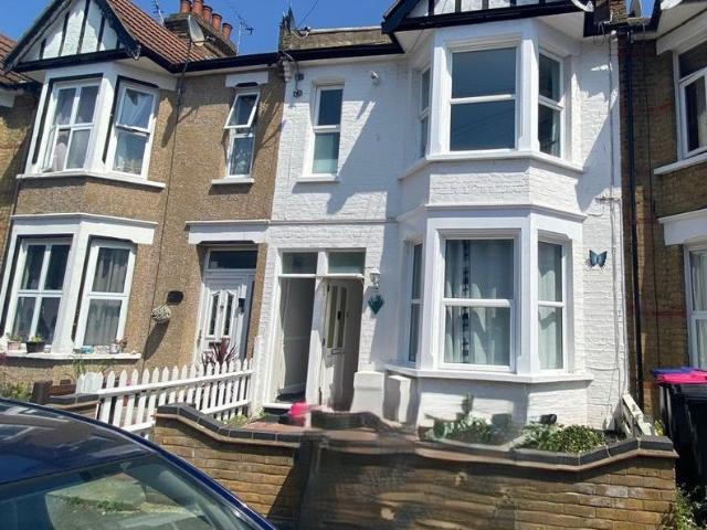 Southend On Sea SS2, 1 bed flat to rent, £950 pcm | PrimeLocation