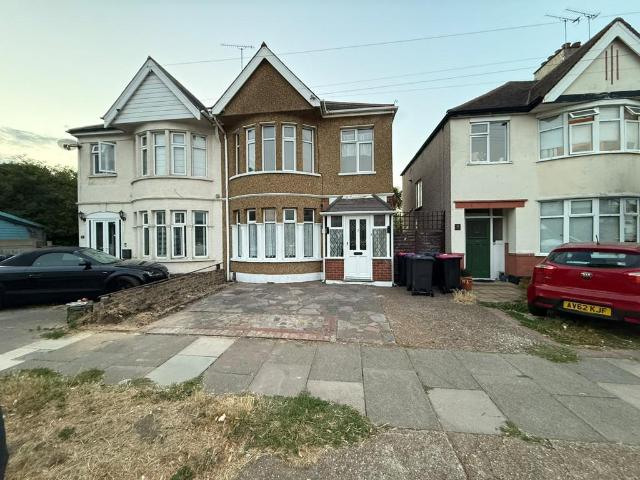 Southend on Sea SS2 3 bed semi detached house to rent £1,600 pcm £369 pw